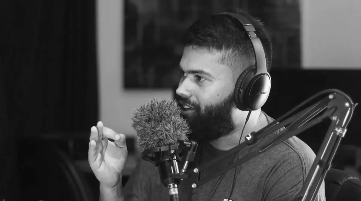 Weslley Matias em uma conversa, com fones de ouvido e microfone